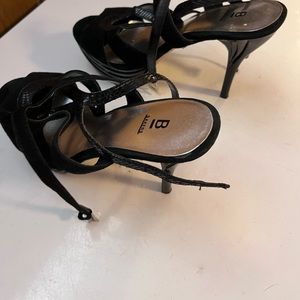 Bakers high heel, velvet finish, very nice… only wore twice